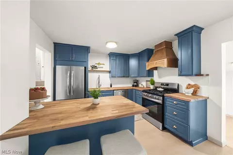 Kitchen - 9008 Wilverne Dr, Windham, OH 44288 photo 3 of 5
