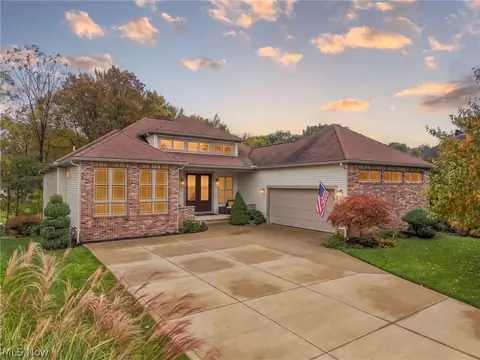 1137 Laurel Green Dr NE, North Canton, OH 44720