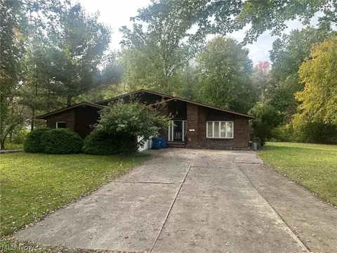 572 Buckeye Dr, Sheffield Lake, OH 44054