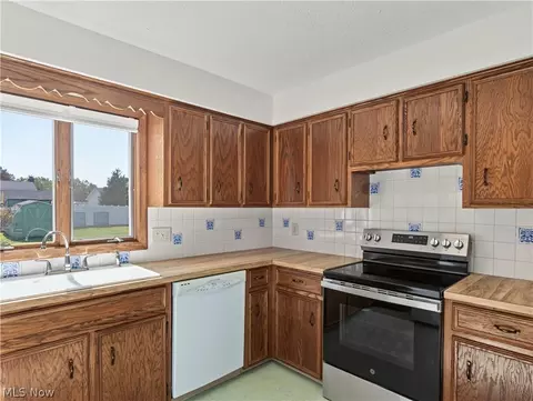 Kitchen - 322 Rivermoor Dr, Mogadore, OH 44260 photo 1 of 2