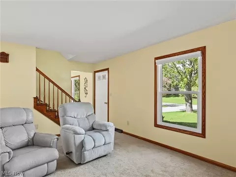 Living - 322 Rivermoor Dr, Mogadore, OH 44260 photo 2 of 4