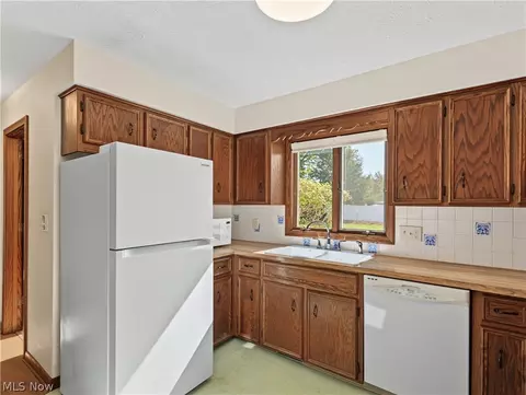 Kitchen - 322 Rivermoor Dr, Mogadore, OH 44260 photo 2 of 2