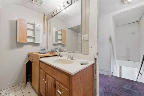 Bath - 4040 Saint Clair St, Willoughby, OH 44094 photo 1 of 2
