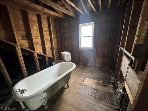 Bath - 1341 Long Ave, Lorain, OH 44052 photo 1 of 1