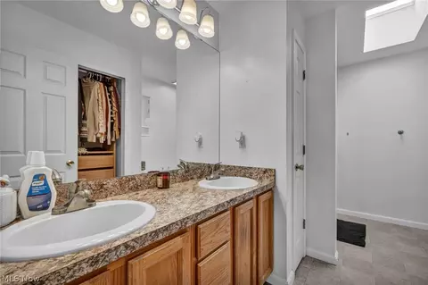 Bath - 318 Sandpiper Ave, Elyria, OH 44035 photo 2 of 3