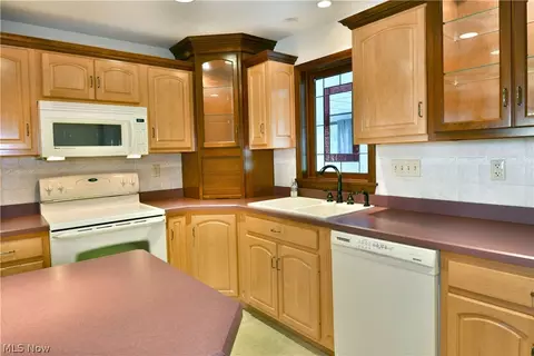 Kitchen - 190 Maple Leaf Dr, Hubbard, OH 44425 photo 5 of 6
