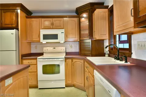 Kitchen - 190 Maple Leaf Dr, Hubbard, OH 44425 photo 6 of 6