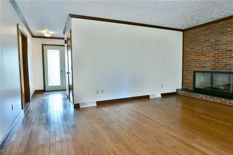 Living - 190 Maple Leaf Dr, Hubbard, OH 44425 photo 3 of 6