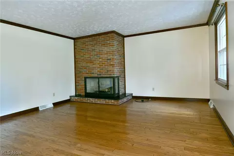 Living - 190 Maple Leaf Dr, Hubbard, OH 44425 photo 2 of 6