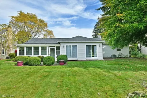 Exterior - 190 Maple Leaf Dr, Hubbard, OH 44425 photo 2 of 6