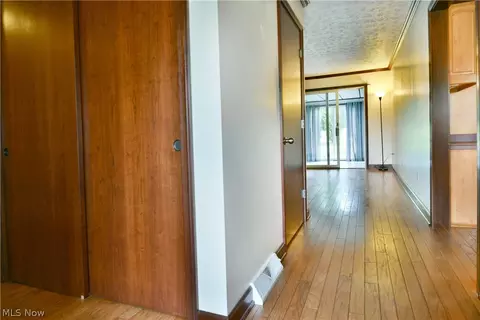 Entry Way - 190 Maple Leaf Dr, Hubbard, OH 44425 photo 1 of 3