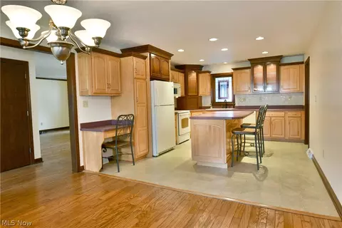 Kitchen - 190 Maple Leaf Dr, Hubbard, OH 44425 photo 1 of 6