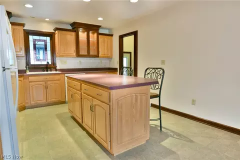 Kitchen - 190 Maple Leaf Dr, Hubbard, OH 44425 photo 3 of 6