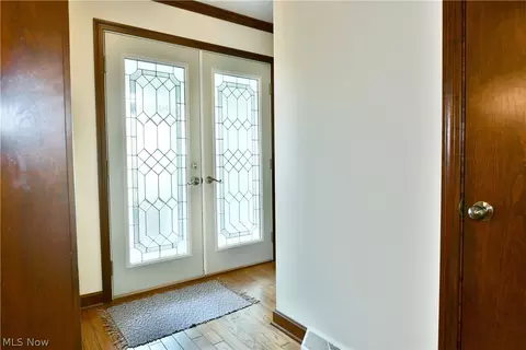 Entry Way - 190 Maple Leaf Dr, Hubbard, OH 44425 photo 2 of 3