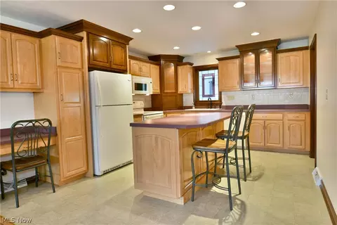 Kitchen - 190 Maple Leaf Dr, Hubbard, OH 44425 photo 2 of 6