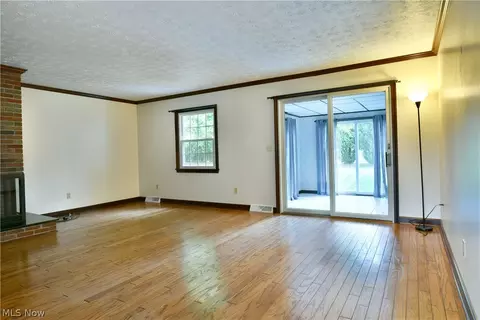 Living - 190 Maple Leaf Dr, Hubbard, OH 44425 photo 1 of 6