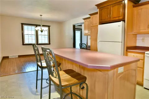 Kitchen - 190 Maple Leaf Dr, Hubbard, OH 44425 photo 4 of 6