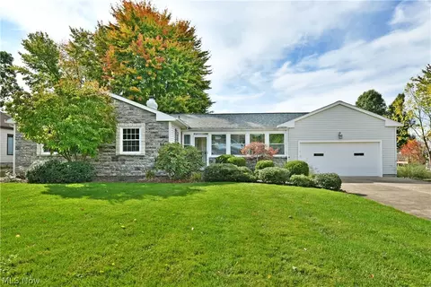 190 Maple Leaf Dr, Hubbard, OH 44425