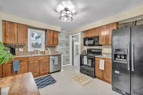 Kitchen - 653 Lucille Dr, Elyria, OH 44035 photo 2 of 5