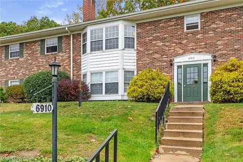 6910 Carriage Hill Dr #204, Brecksville, OH 44141