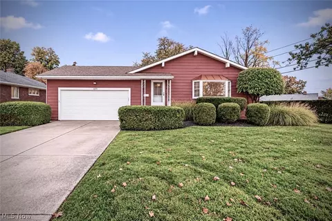 6375 Ashdale Rd, Mayfield Heights, OH 44124