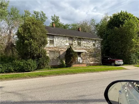 14720 Saranac Rd, Cleveland, OH 44110
