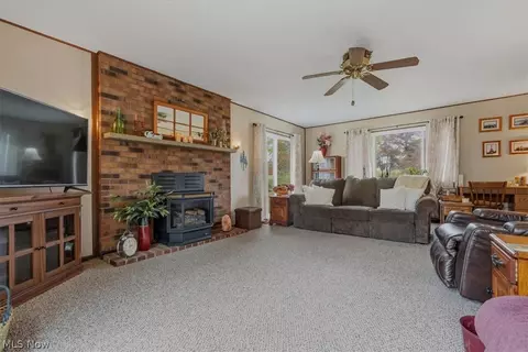 Living - 81 Pinecrest Dr, Washington, WV 26181 photo 3 of 5