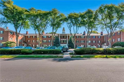 2885 Pease Dr #313, Rocky River, OH 44116