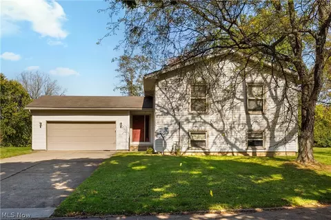 1301 Greenridge Dr NE, Massillon, OH 44646