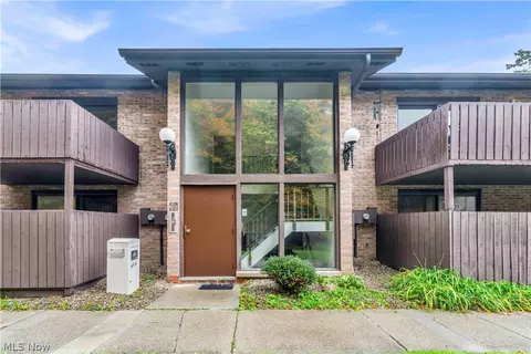 6850 Carriage Hill Dr #D55, Brecksville, OH 44141