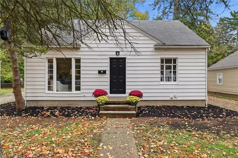 1055 Seward Ave, Akron, OH 44320