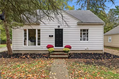 1055 Seward Ave, Akron, OH 44320