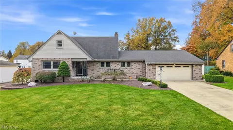 525 Carlotta Dr, Youngstown, OH 44504