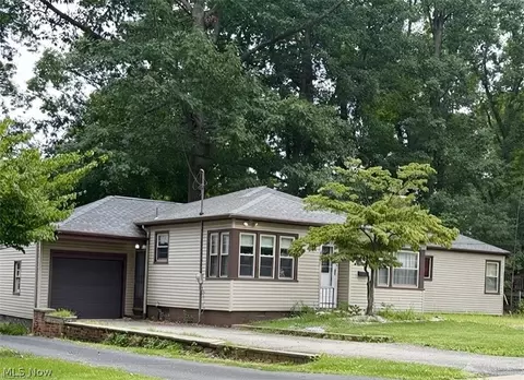 151 Parkgate Ave, Austintown, OH 44515