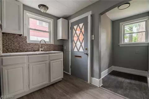 Entry Way - 904 Work Dr, Akron, OH 44320 photo 1 of 4