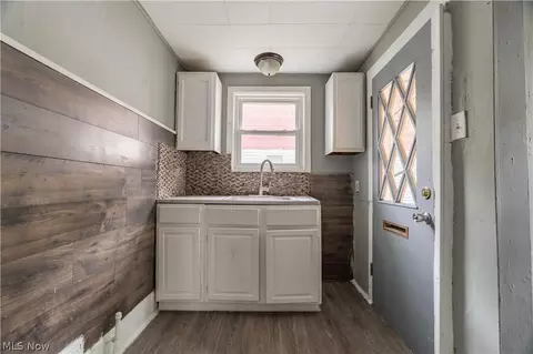 Entry Way - 904 Work Dr, Akron, OH 44320 photo 3 of 4