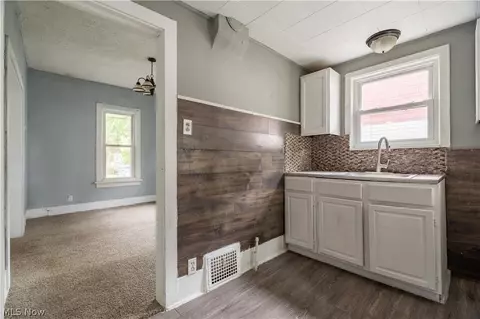 Entry Way - 904 Work Dr, Akron, OH 44320 photo 2 of 4