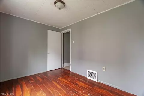 Bedroom - 904 Work Dr, Akron, OH 44320 photo 2 of 10
