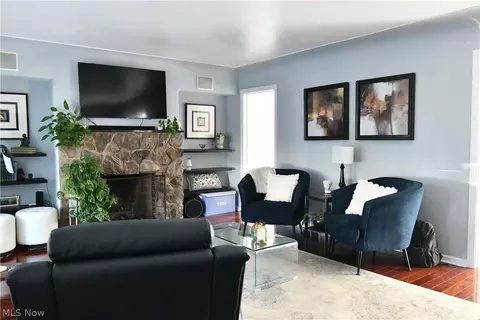 Living - 479 Ewing Rd, Boardman, OH 44512 photo 4 of 6