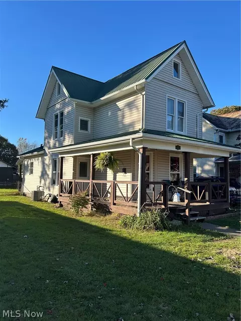 402 4th St NW, New Philadelphia, OH 44663