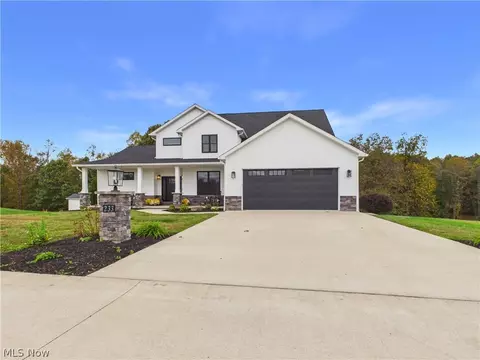 233 Apple Hill Ln, Parkersburg, WV 26104