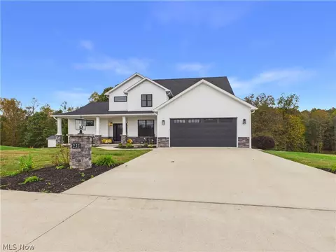 233 Apple Hill Ln, Parkersburg, WV 26104