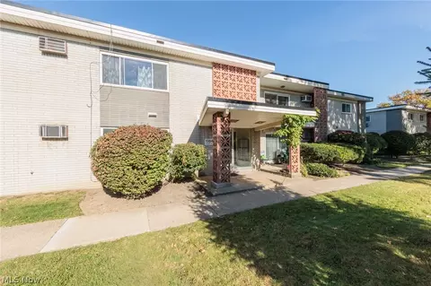 1384 Golden Gate Blvd #D206, Mayfield Heights, OH 44124