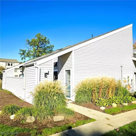 1555 Cedarwood Dr #19E, Westlake, OH 44145
