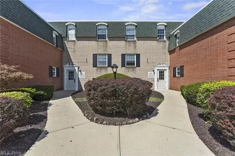 4777 Columbia Rd #201, North Olmsted, OH 44070