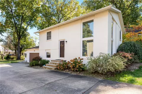 6274 Woodmoor Ave NW, Canton, OH 44718
