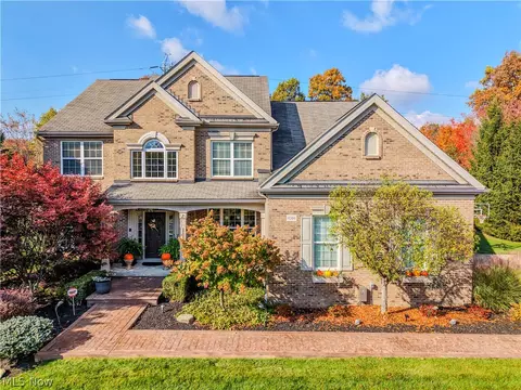 4366 Roxburghe Dr, Brecksville, OH 44141