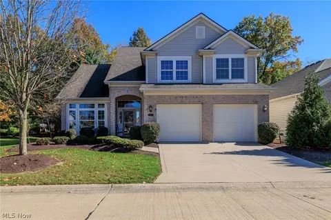 15271 Oak Hollow Ln, Strongsville, OH 44149
