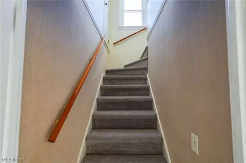 Entry Way - 1644 Douglas Rd, Wickliffe, OH 44092 photo 2 of 5