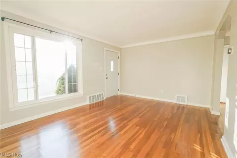 Living - 1644 Douglas Rd, Wickliffe, OH 44092 photo 3 of 4